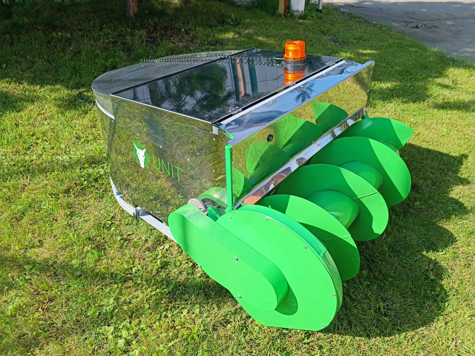 Агро робот-подталкиватель кормов UNIT с активным шнекоротором