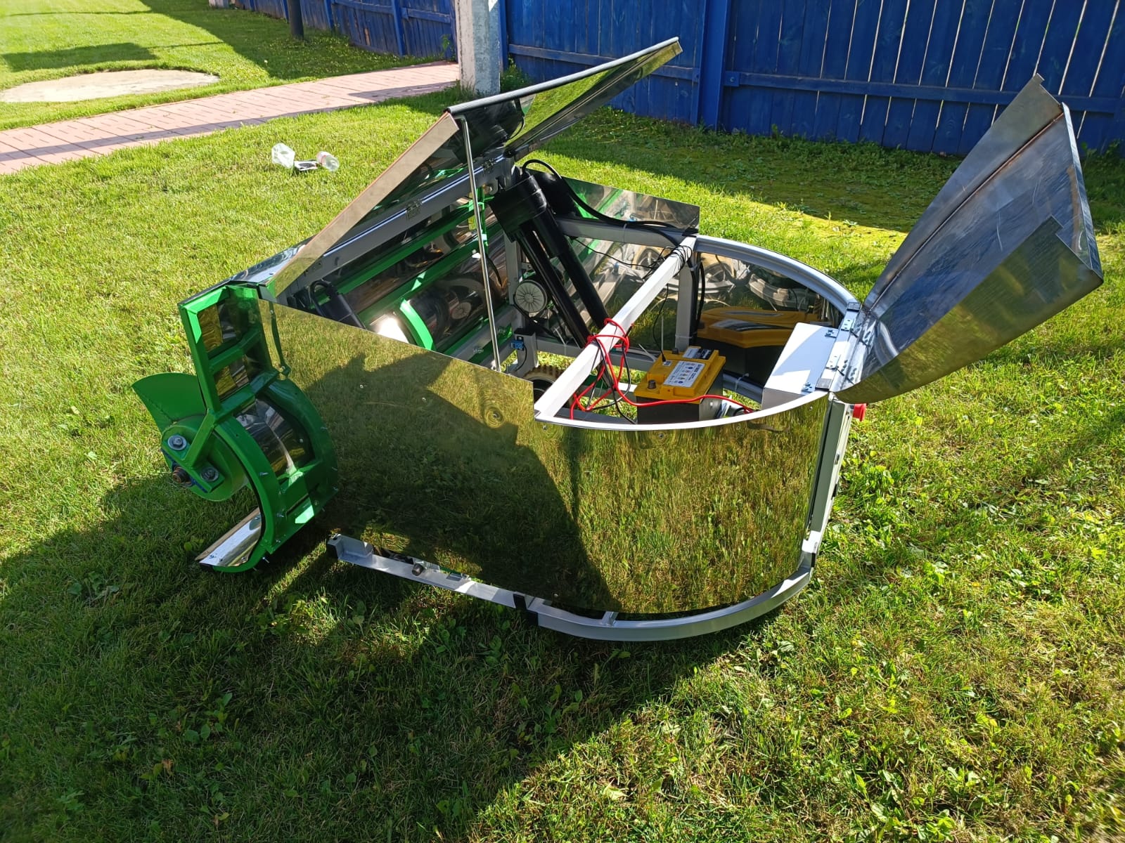 Агро робот-подталкиватель кормов UNIT с активным шнекоротором